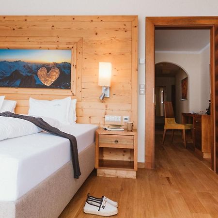 Gartenhotel Linde 4 Sterne Superior Ried im Oberinntal Bagian luar foto