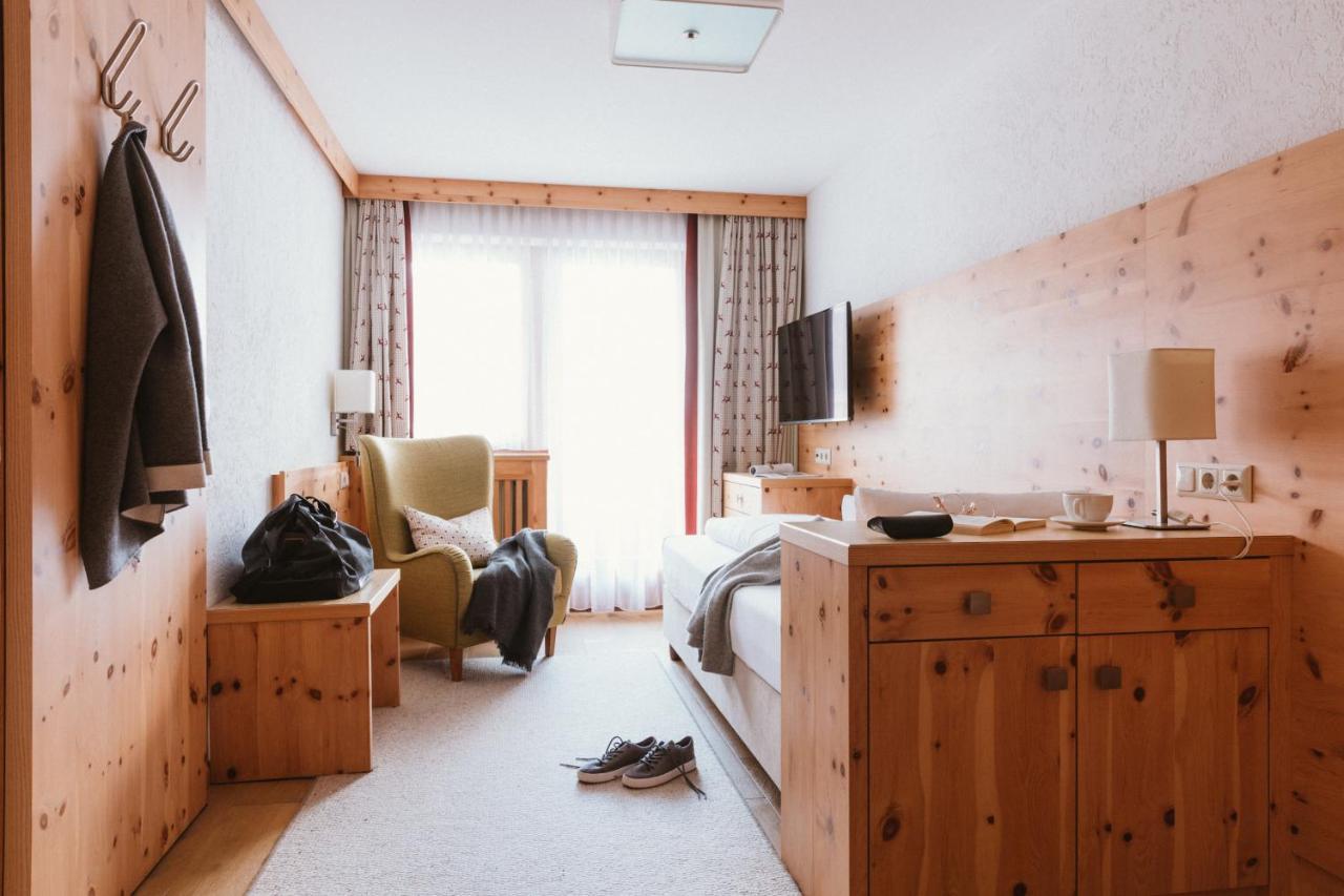 Gartenhotel Linde 4 Sterne Superior Ried im Oberinntal Bagian luar foto